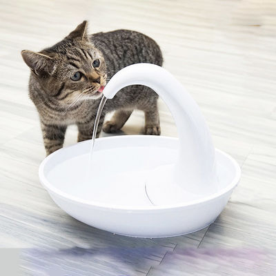 Tipo de alimentador de tigela Alimentadores automáticos regadores 1.8L Pet Fountain para gatos Cães Animais de estimação múltiplos