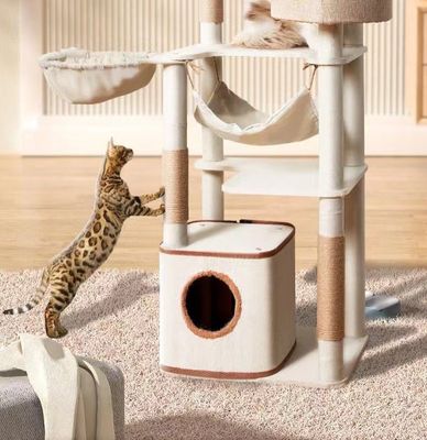 Torre de gato de madeira totalmente envolta com bolas penduradas substituíveis e postes de sisal raspando