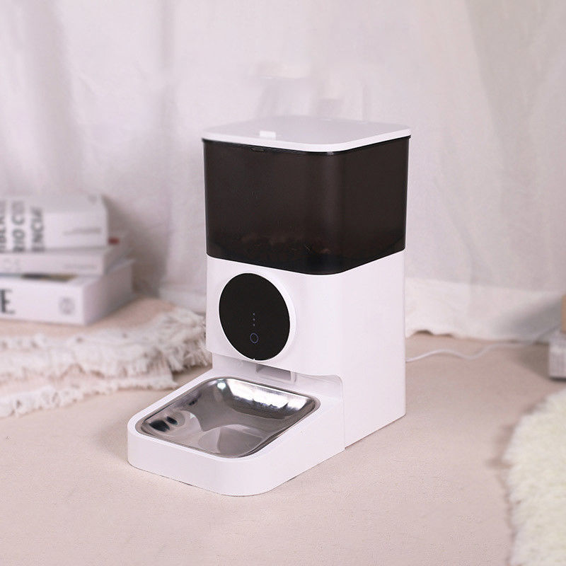Material ABS branco Dispensador de alimentos para gatos 4L com tampa de bloqueio e controle do alimentador para animais de estimação com cronometragem
